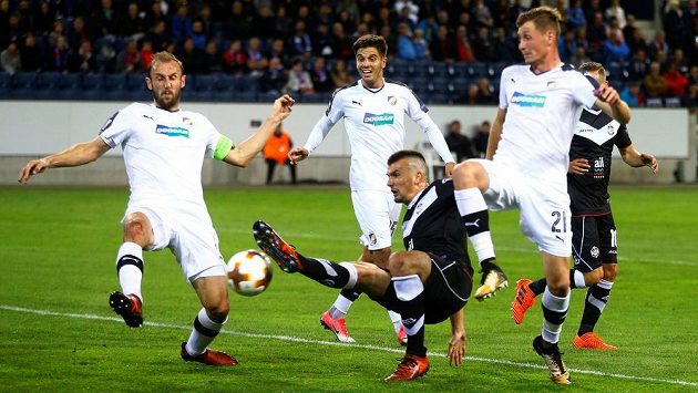 Stoper Roman Hubník (vlevo) řeší za asistence plzeňských spoluhráčů akci Vladimíra Golemiče z Lugana. Stoper Roman Hubník (vlevo) řeší za asistence plzeňských spoluhráčů akci Vladimíra Golemiče z Lugana.