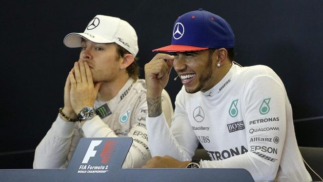 Lewis Hamilton s úsměvem od ucha k uchu, Nico Rosberg by podle výrazu na tiskové konferenci raději nebyl. Lewis Hamilton s úsměvem od ucha k uchu, Nico Rosberg by podle výrazu na tiskové konferenci raději nebyl.
