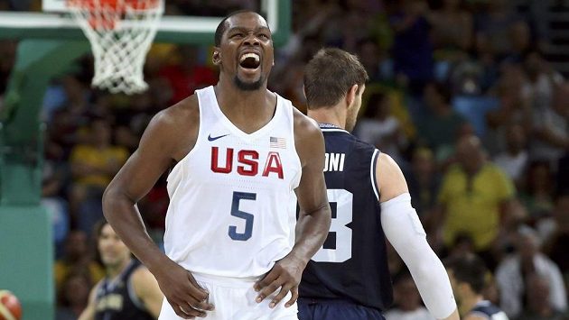Američan Kevin Durant a Andres Nocioni z týmu Argentiny. Američan Kevin Durant a Andres Nocioni z týmu Argentiny.