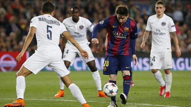 Lionel Messi bojuje s přesilou hráčů PSG v Champions League. Lionel Messi bojuje s přesilou hráčů PSG v Champions League.