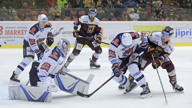 Zleva Ronald Knot z Chomutova, brankář Štěpán Lukeš z Chomutova, Tomáš Slovák z Chomutova a Lukáš Anděl z Jihlavy. Zleva Ronald Knot z Chomutova, brankář Štěpán Lukeš z Chomutova, Tomáš Slovák z Chomutova a Lukáš Anděl z Jihlavy.