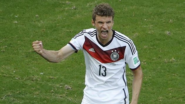 Německý forvard Thomas Müller slaví gól proti Portugalsku na MS v Brazílii. Německý forvard Thomas Müller slaví gól proti Portugalsku na MS v Brazílii.