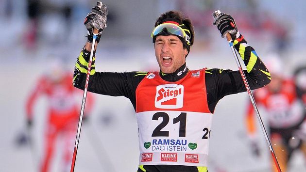 Francouzský sdruženář Jason Lamy Chappuis slaví vítězství v Ramsau. Francouzský sdruženář Jason Lamy Chappuis slaví vítězství v Ramsau.