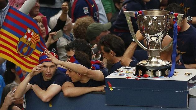 Barcelonský Andres Iniesta (vlevo) při oslavách titulu. Barcelonský Andres Iniesta (vlevo) při oslavách titulu.