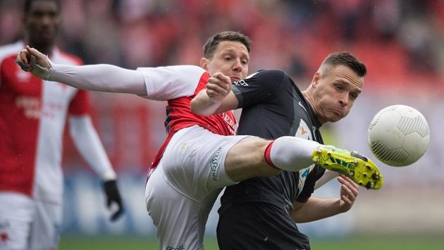 Obránce Slavie Jiří Bílek (vlevo) a jablonecký útočník Stanislav Tecl v souboji o míč. Na jaře už by mohli být spoluhráči. Obránce Slavie Jiří Bílek (vlevo) a jablonecký útočník Stanislav Tecl v souboji o míč. Na jaře už by mohli být spoluhráči.