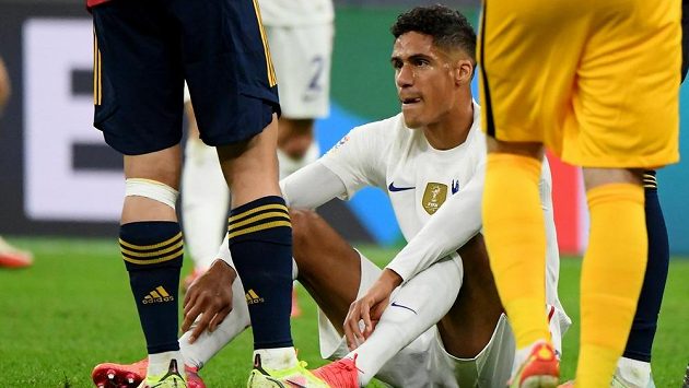 Zraněný Francouz Raphael Varane při utkání se Španělskem. Zraněný Francouz Raphael Varane při utkání se Španělskem.