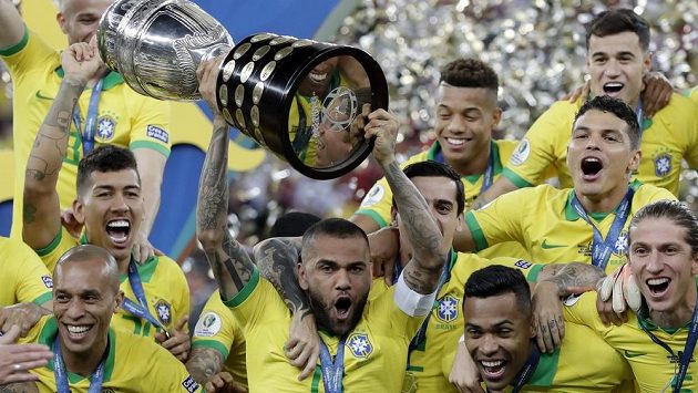 Brazilci slaví další triumf na Copě América. S pohárem nad hlavou je Dani Alves. Brazilci slaví další triumf na Copě América. S pohárem nad hlavou je Dani Alves.