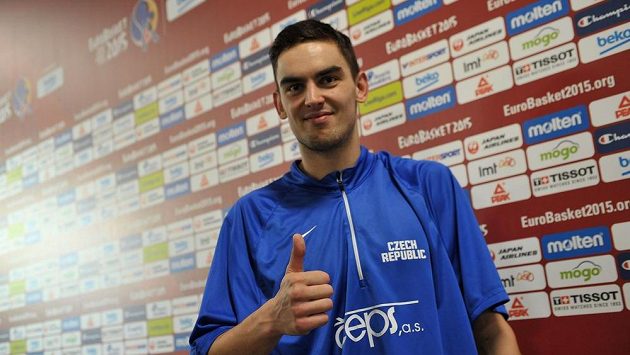 Český reprezentant Tomáš Satoranský měl po zápase s Belgií dobrou náladu. Trojkou v závěru totiž rozhodl o vítězství českého týmu. Český reprezentant Tomáš Satoranský měl po zápase s Belgií dobrou náladu. Trojkou v závěru totiž rozhodl o vítězství českého týmu.