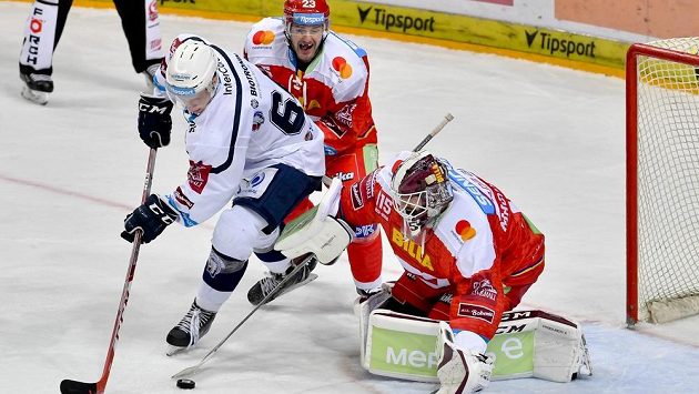 Zleva Jakub Pour z Plzně, Lukáš Pech ze Sparty a brankář Sparty Matěj Machovský. Zleva Jakub Pour z Plzně, Lukáš Pech ze Sparty a brankář Sparty Matěj Machovský.