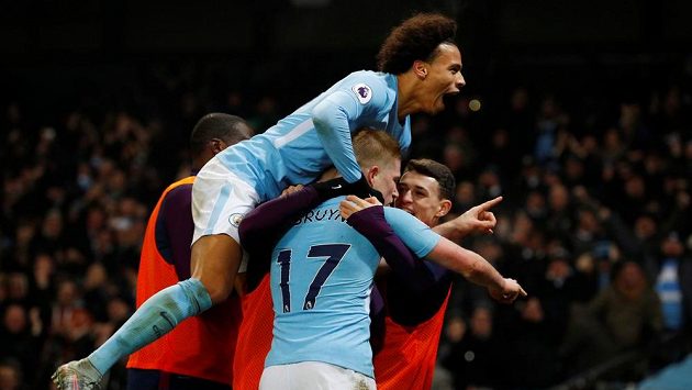 Záložník Manchesteru City Kevin de Bruyne (17) oslavuje se spoluhráči svůj gól do sítě Tottenhamu. Záložník Manchesteru City Kevin de Bruyne (17) oslavuje se spoluhráči svůj gól do sítě Tottenhamu.