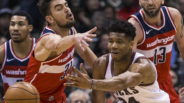 Český rozehrávač Washingtonu Tomáš Satoranský se snaží zachytit přihrávku od největší hvězdy Milwaukee Giannise Antetokounmpa. Český rozehrávač Washingtonu Tomáš Satoranský se snaží zachytit přihrávku od největší hvězdy Milwaukee Giannise Antetokounmpa.