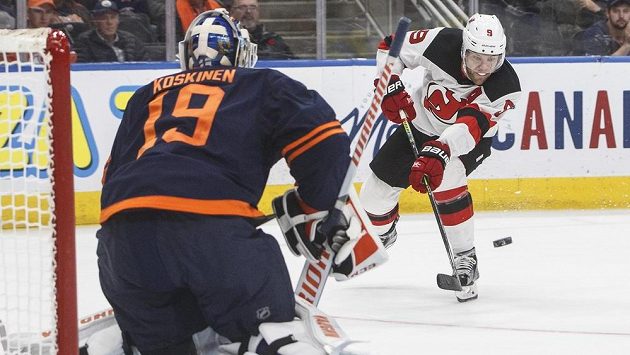 Útočník Ďáblů Taylor Hall se snaží překonat brankáře Olejářů Koskinena. Útočník Ďáblů Taylor Hall se snaží překonat brankáře Olejářů Koskinena.
