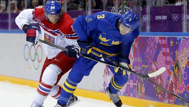 Jakub Voráček (vlevo) bojuje s Oliverem Ekmanem-Larsson ze Švédska. Jakub Voráček (vlevo) bojuje s Oliverem Ekmanem-Larsson ze Švédska.