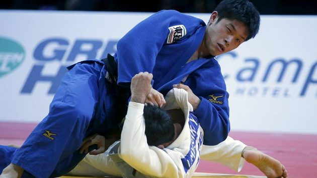 Japonec Toru Šišime (nahoře) na tatami v Paříži v souboji s Ilgarem Muškijevem z Ázerbájdžánu v kategorii do 60 kg. Japonec Toru Šišime (nahoře) na tatami v Paříži v souboji s Ilgarem Muškijevem z Ázerbájdžánu v kategorii do 60 kg.