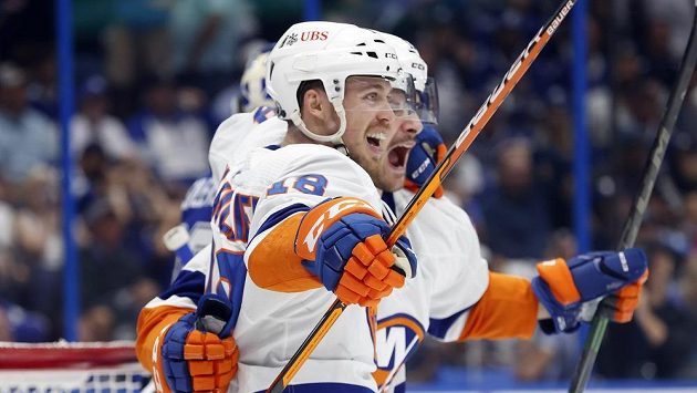 Mathew Barzal (13) z NY Islanders se raduje z gólu proti Tampě s Anthonym Beauvillierem (18). Mathew Barzal (13) z NY Islanders se raduje z gólu proti Tampě s Anthonym Beauvillierem (18).