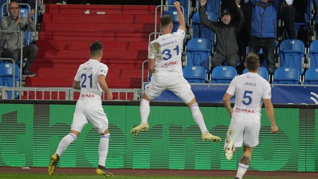 Ostravský Ondřej Šašinka (uprostřed) se raduje ze svého vítězného gólu ve čtvrtfinále MOL Cupu. Vlevo Daniel Holzer a vpravo Adam Jánoš. Ostravský Ondřej Šašinka (uprostřed) se raduje ze svého vítězného gólu ve čtvrtfinále MOL Cupu. Vlevo Daniel Holzer a vpravo Adam Jánoš.