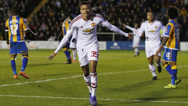 Záložník Manchesteru United Jesse Lingard (vpředu) slaví gól v síti Shrewsbury v 5. kola Fa Cupu. Záložník Manchesteru United Jesse Lingard (vpředu) slaví gól v síti Shrewsbury v 5. kola Fa Cupu.