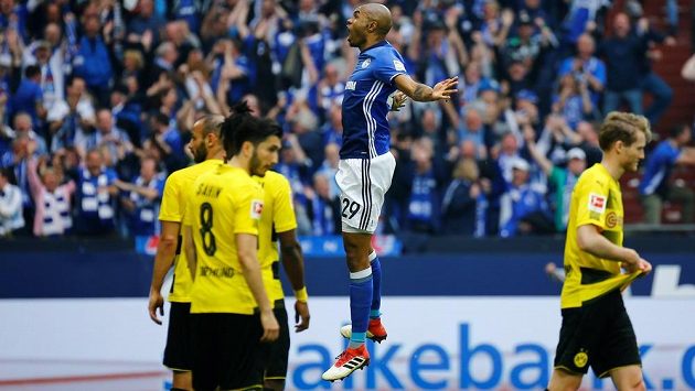 Stoper Schalke Naldo oslavuje svou trefu do sítě odvěkého rivala z Dortmundu. Vpředu zklamaní fotbalisté Borussie. Stoper Schalke Naldo oslavuje svou trefu do sítě odvěkého rivala z Dortmundu. Vpředu zklamaní fotbalisté Borussie.