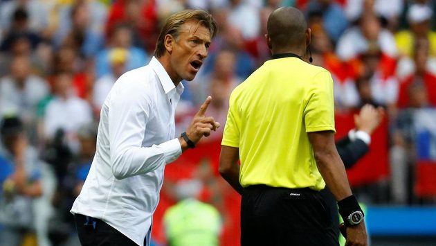 Marocký trenér Hervé Renard nebyl spokojený během duelu MS s Portugalskem s výrokem hlavního arbitra a neváhal na to asistenta na lajně náležitě upozornit. Marocký trenér Hervé Renard nebyl spokojený během duelu MS s Portugalskem s výrokem hlavního arbitra a neváhal na to asistenta na lajně náležitě upozornit.