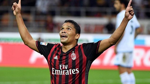 Carlos Bacca z AC Milán se raduje z gólu proti Laziu Řím. Carlos Bacca z AC Milán se raduje z gólu proti Laziu Řím.