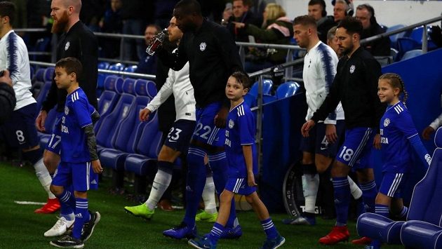 Nástup fotbalistů Tottenhamu a Cardiffu s dětmi k utkání Premier League. Nástup fotbalistů Tottenhamu a Cardiffu s dětmi k utkání Premier League.