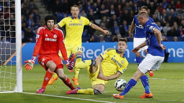Paul Konchesky (vpravo) z Leicesteru se snaží překonat Petra Čecha v bráně Chelsea, českému gólmanovi se snaži pomoci Gary Cahill. Paul Konchesky (vpravo) z Leicesteru se snaží překonat Petra Čecha v bráně Chelsea, českému gólmanovi se snaži pomoci Gary Cahill.