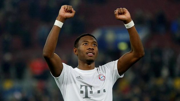 Fotbalista Bayernu David Alaba slaví po vyhraném utkání. Fotbalista Bayernu David Alaba slaví po vyhraném utkání.