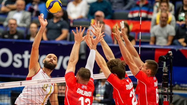 (Zleva) Vojin Ćaćić z Černé Hory, jeho útok brání český trojblok ve složení Jan Galabov, Oliver Sedláček a Michal Finger. (Zleva) Vojin Ćaćić z Černé Hory, jeho útok brání český trojblok ve složení Jan Galabov, Oliver Sedláček a Michal Finger.