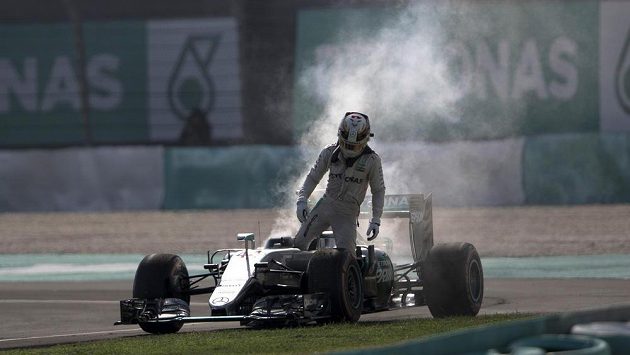 Pilot Mercedesu Lewis Hamilton opouští v Sepangu svůj nepojízdný vůz. Pilot Mercedesu Lewis Hamilton opouští v Sepangu svůj nepojízdný vůz.