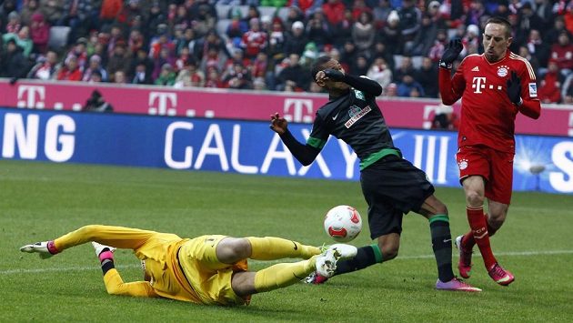 Theodor Gebre Selassie (uprostřed) a brankář Brém Sebastian Mielitz se marně snaží zabránit gólu Francka Ribéryho z Bayernu Mnichov. Theodor Gebre Selassie (uprostřed) a brankář Brém Sebastian Mielitz se marně snaží zabránit gólu Francka Ribéryho z Bayernu Mnichov.