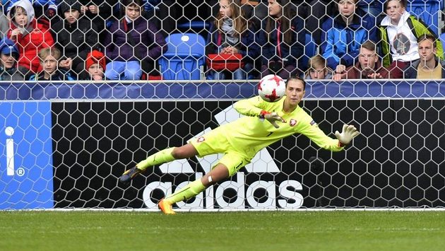 Česká brankářka Olivie Lukášová vyráží penaltu v utkání s Francií. Česká brankářka Olivie Lukášová vyráží penaltu v utkání s Francií.