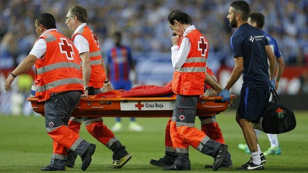 Javier Mascherano z Barcelony na nosítkácjh po střetu s Marcosem Llorentem z Alavwsu. Javier Mascherano z Barcelony na nosítkácjh po střetu s Marcosem Llorentem z Alavwsu.