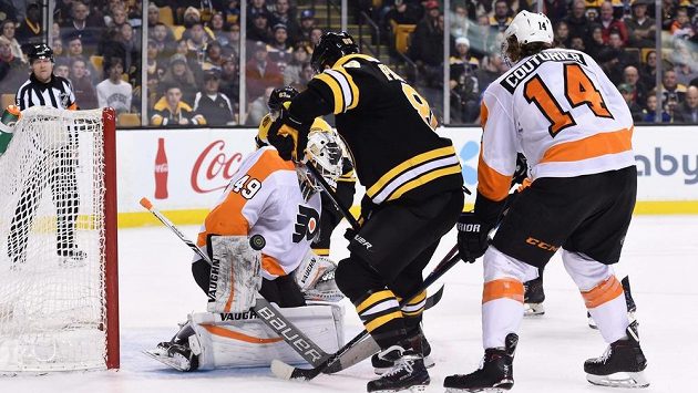 Útočník Bostonu David Pastrňák se snaží překonat brankáře Philadelphie Alexe Lyona. Útočník Bostonu David Pastrňák se snaží překonat brankáře Philadelphie Alexe Lyona.