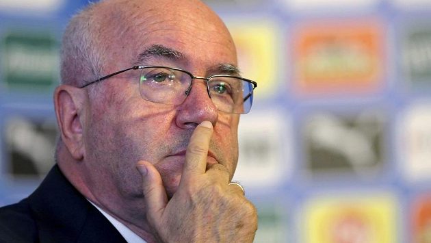 Šéf italského fotbalového svazu Carlo Tavecchio je vyšetřován disciplinárkou UEFA kvůli poznámce na hráče tmavé pleti. Šéf italského fotbalového svazu Carlo Tavecchio je vyšetřován disciplinárkou UEFA kvůli poznámce na hráče tmavé pleti.