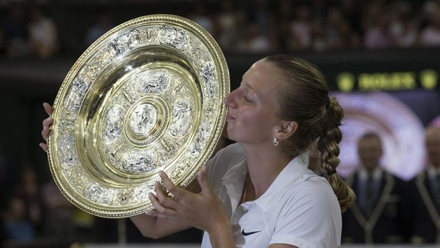 Petra Kvitová s trofejí pro vítězku wimbledonské dvouhry v roce 2014. Dočká se český tenis podobného úspěchu i letos? Petra Kvitová s trofejí pro vítězku wimbledonské dvouhry v roce 2014. Dočká se český tenis podobného úspěchu i letos?