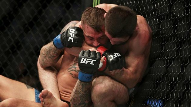 Chabib Nurmagomedov (u klece) obhájil pás šampiona lehké váhy na galavečeru UFC 242 v Abú Dhabí, když ve třetím kole uškrtil Američana Dustina Poiriera. Chabib Nurmagomedov (u klece) obhájil pás šampiona lehké váhy na galavečeru UFC 242 v Abú Dhabí, když ve třetím kole uškrtil Američana Dustina Poiriera.