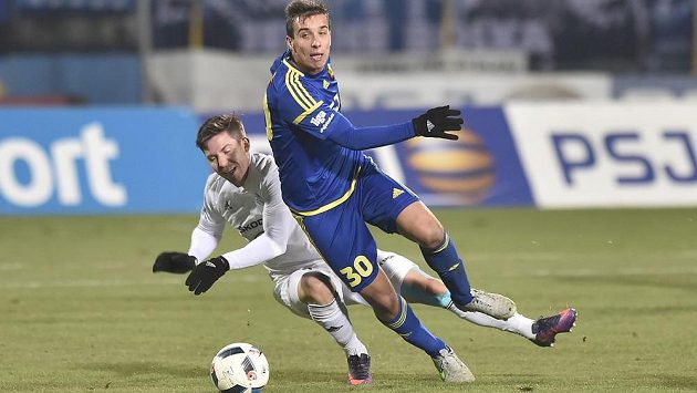 Tomáš Přikryl z Mladé Boleslavi (vlevo) a střelec vítězného jihlavského gólu Jozef Urblík. Tomáš Přikryl z Mladé Boleslavi (vlevo) a střelec vítězného jihlavského gólu Jozef Urblík.