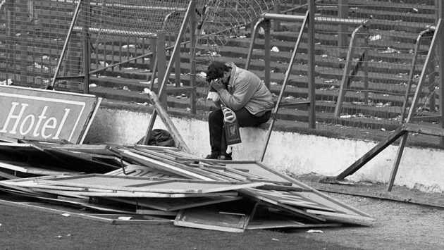 Fotografie, která se stala ikonou tragédie v Hillsborough. Dave Roland sedí po neštěstí, při nemž zahynulo 96 lidí, mezi troskami s hlavou v dlaních. Fotografie, která se stala ikonou tragédie v Hillsborough. Dave Roland sedí po neštěstí, při nemž zahynulo 96 lidí, mezi troskami s hlavou v dlaních.