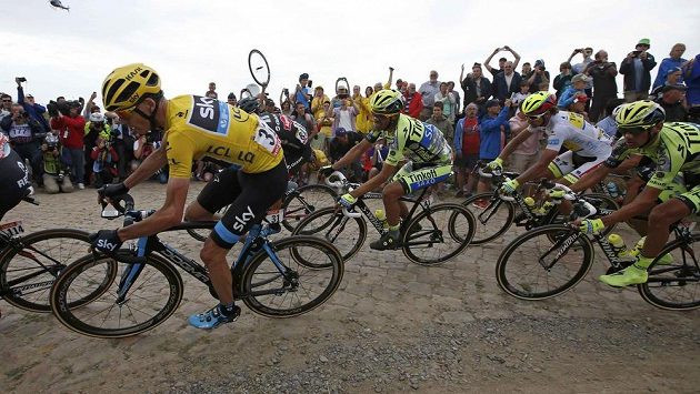 Brit Chris Froome (vlevo) ze stáje Sky a Španěl Alberto Contador, lídr Tinkoff Saxo, během čtvrté etapy, jejíž části vedly po nepříjemných kostkách. Brit Chris Froome (vlevo) ze stáje Sky a Španěl Alberto Contador, lídr Tinkoff Saxo, během čtvrté etapy, jejíž části vedly po nepříjemných kostkách.