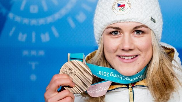 Karolína Erbanová na archivním snímku pózuje s bronzovou medailí z olympiády. Karolína Erbanová na archivním snímku pózuje s bronzovou medailí z olympiády.