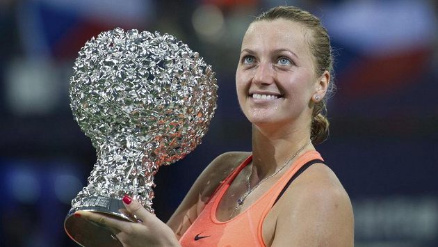 Petra Kvitová pózuje s trofejí za Elite Trophy. Petra Kvitová pózuje s trofejí za Elite Trophy.