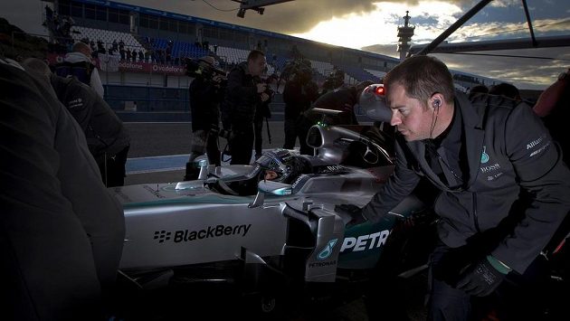 Nico Rosberg v kokpitu vozu Mercedes při testech formule 1 ve španělském Jerezu. Nico Rosberg v kokpitu vozu Mercedes při testech formule 1 ve španělském Jerezu.