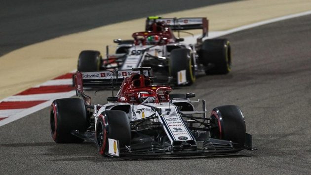 Kimi Räikkönen a za ním jeho kolega Antonio Giovinazzi. Kimi Räikkönen a za ním jeho kolega Antonio Giovinazzi.