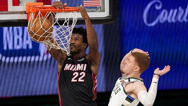 Jimmy Butler (22) z Miami a Donte DiVincenzo (0) z Milwaukee. Jimmy Butler (22) z Miami a Donte DiVincenzo (0) z Milwaukee.