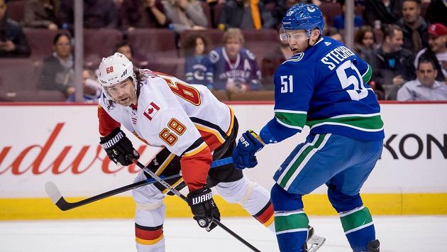 Útočník Calgary Jaromír Jágr (68) v souboji s Troyem Stecherem (51) z Vancouveru. Útočník Calgary Jaromír Jágr (68) v souboji s Troyem Stecherem (51) z Vancouveru.