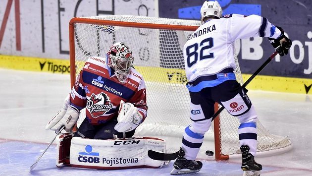 Brankář Ondřej Kacetl z Pardubic inaksuje gól od Michala Vondrky z Chomutova. Brankář Ondřej Kacetl z Pardubic inaksuje gól od Michala Vondrky z Chomutova.