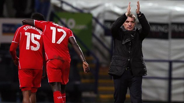 Trenér Liverpoolu Brendan Rodgers děkuje fanouškům i svým hráčům. Trenér Liverpoolu Brendan Rodgers děkuje fanouškům i svým hráčům.