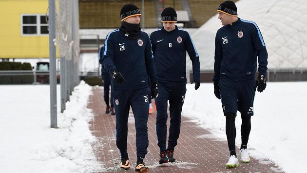 Fotbalisté Sparty Praha (zleva) David Lafata, Marek Matějovský a Roman Bednář přicházejí na první trénink při zahájení zimní přípravy. Fotbalisté Sparty Praha (zleva) David Lafata, Marek Matějovský a Roman Bednář přicházejí na první trénink při zahájení zimní přípravy.