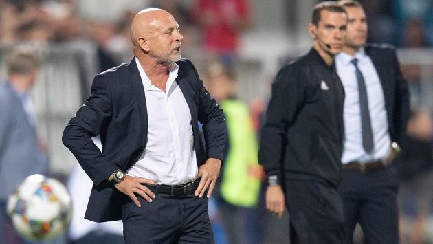 Nyní už bývalý trenér české fotbalové reprezentace Karel Jarolím dostal tučné odstupné. Nyní už bývalý trenér české fotbalové reprezentace Karel Jarolím dostal tučné odstupné.