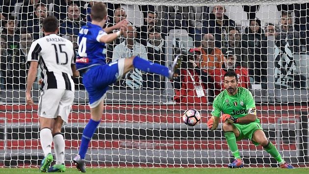 Český záložník Jakub Jankto (uprostřed) z Udine střílí gól slavnému Gianluigimu Buffonovi v brance Juventusu. Český záložník Jakub Jankto (uprostřed) z Udine střílí gól slavnému Gianluigimu Buffonovi v brance Juventusu.